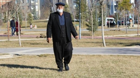 Elazığ'da yasak kalktı yaşlı ve gençler, bahar havasının tadını çıkardı