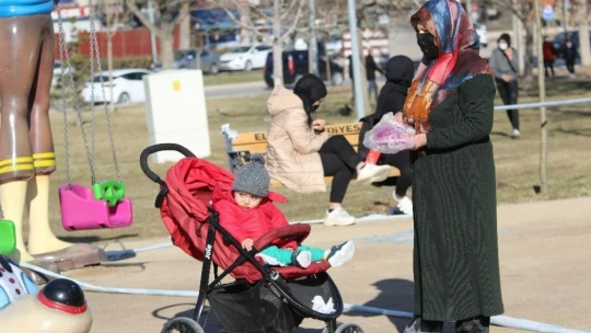 Elazığ'da yasak kalktı yaşlı ve gençler, bahar havasının tadını çıkardı