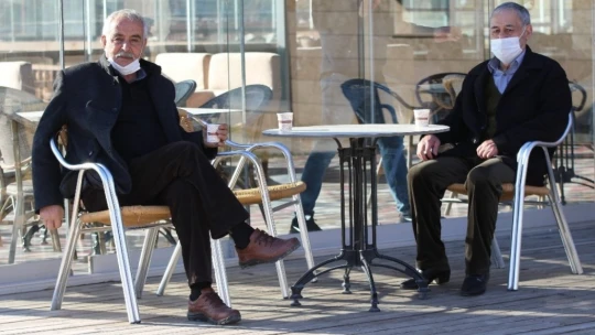 Elazığ'da yasak kalktı yaşlı ve gençler, bahar havasının tadını çıkardı
