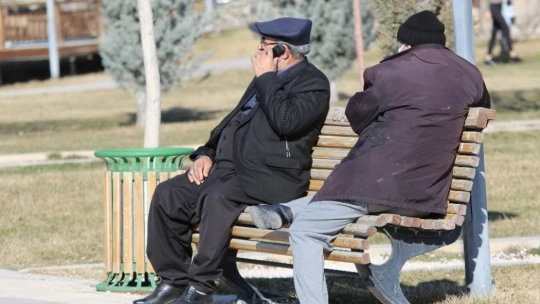 Elazığ'da yasak kalktı yaşlı ve gençler, bahar havasının tadını çıkardı