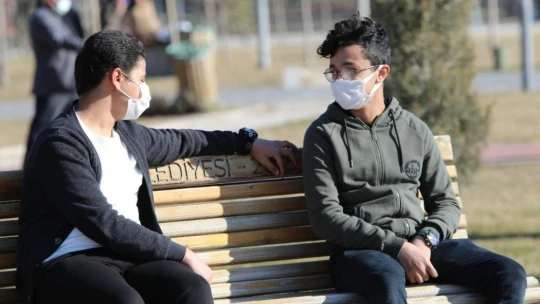 Elazığ'da yasak kalktı yaşlı ve gençler, bahar havasının tadını çıkardı