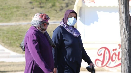 Elazığ'da yasak kalktı yaşlı ve gençler, bahar havasının tadını çıkardı