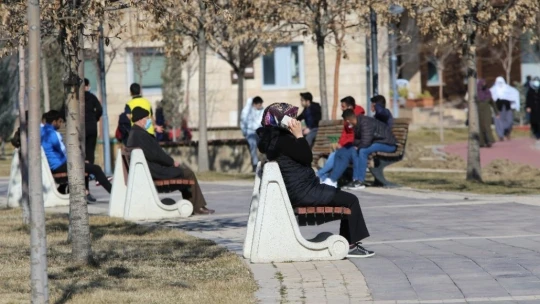 Elazığ'da yasak kalktı yaşlı ve gençler, bahar havasının tadını çıkardı