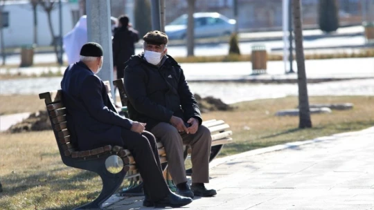 Elazığ'da yasak kalktı yaşlı ve gençler, bahar havasının tadını çıkardı