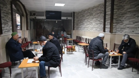 Elazığ'da yeni normalleşme süreciyle çaylar yeniden demlendi