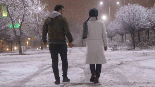 Elazığ'da yoğun kar yağışı etkili oldu, vatandaş doyasıya eğlendi