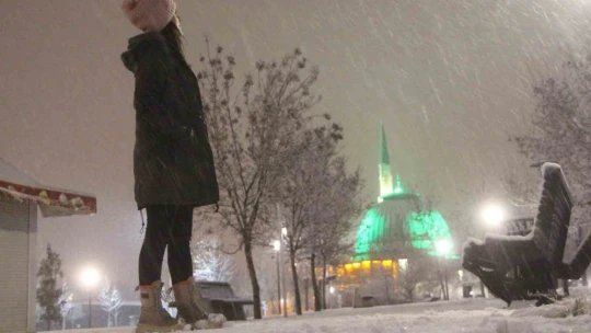 Elazığ'da yoğun kar yağışı etkili oldu, vatandaş doyasıya eğlendi