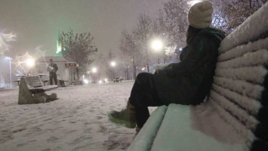 Elazığ'da yoğun kar yağışı etkili oldu, vatandaş doyasıya eğlendi