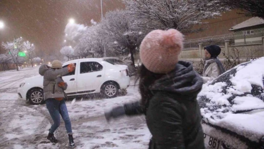 Elazığ'da yoğun kar yağışı etkili oldu, vatandaş doyasıya eğlendi
