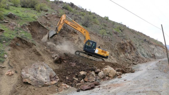Elazığ'da yol genişletme çalışmaları sürüyor