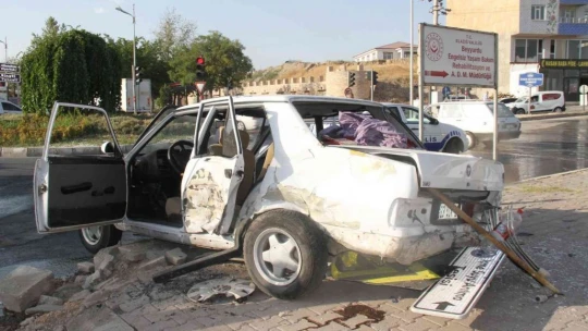 Elazığ'da yolcu minibüsü ile otomobil çarpıştı: 8 yaralı