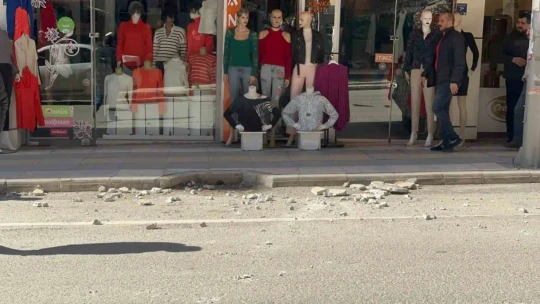 Elazığ'da yolda yürüyen vatandaş, saniyelerle ölümden döndü