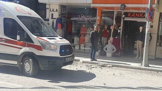 Elazığ'da yolda yürüyen vatandaş, saniyelerle ölümden döndü