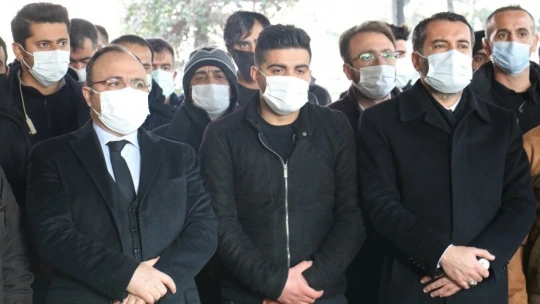 Elazığ'daki feci kazada, hayatını kaybeden anne, baba ve kızları son yolculuğuna uğurlandı