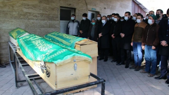 Elazığ'daki feci kazada, hayatını kaybeden anne, baba ve kızları son yolculuğuna uğurlandı