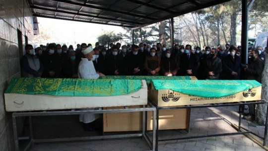 Elazığ'daki feci kazada, hayatını kaybeden anne, baba ve kızları son yolculuğuna uğurlandı