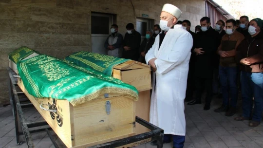 Elazığ'daki feci kazada, hayatını kaybeden anne, baba ve kızları son yolculuğuna uğurlandı