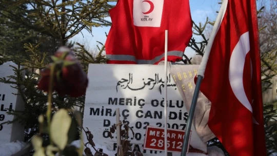 Elazığ depreminde hayatını kaybedenler kabri başında anıldı