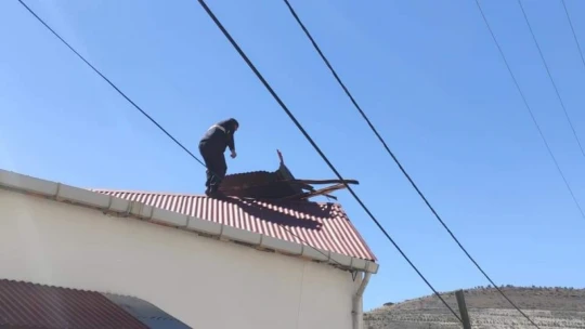 Elazığ'ın 2 ilçesinde fırtına bazı çatıları uçurdu