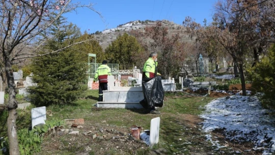Elazığ'ın mahalle mezarlıklarında kapsamlı temizlik