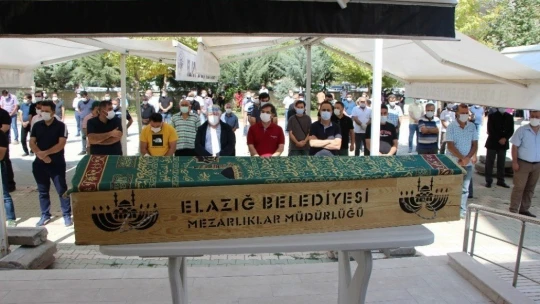 Elazığ'ın sevilen doktoru, son yolculuğuna uğurlandı