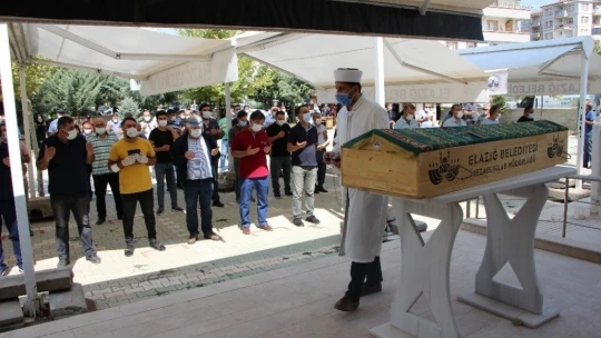 Elazığ'ın sevilen doktoru, son yolculuğuna uğurlandı