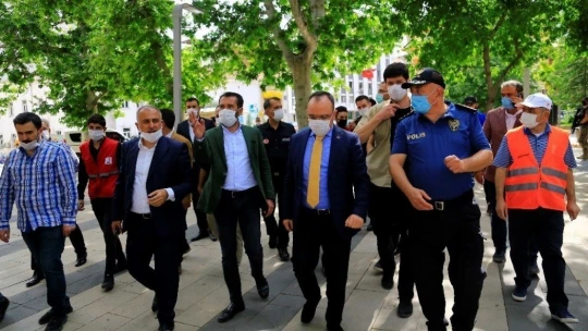 Elazığ'ın yeni valisi, gelir gelmez sahaya indi