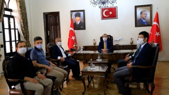 Elazığ'ın yeni valisi, gelir gelmez sahaya indi