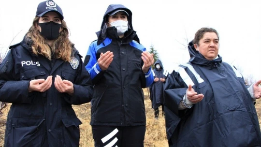 Elazığ polisi, depremlerde hayatını kaybedenlerin anısına fidan dikti