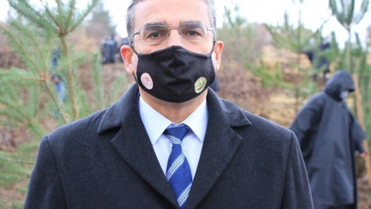 Elazığ polisi, depremlerde hayatını kaybedenlerin anısına fidan dikti