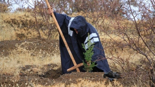 Elazığ polisi, depremlerde hayatını kaybedenlerin anısına fidan dikti
