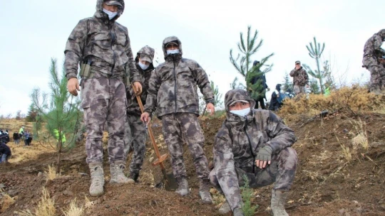 Elazığ polisi, depremlerde hayatını kaybedenlerin anısına fidan dikti