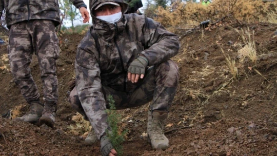 Elazığ polisi, depremlerde hayatını kaybedenlerin anısına fidan dikti