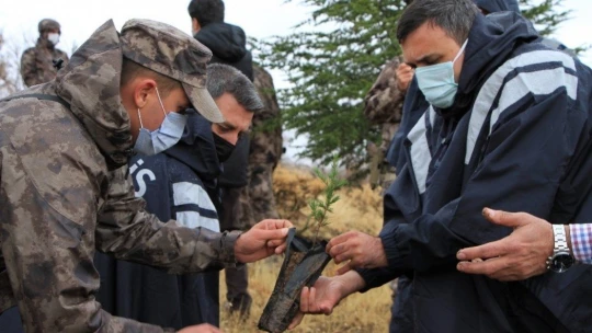 Elazığ polisi, depremlerde hayatını kaybedenlerin anısına fidan dikti