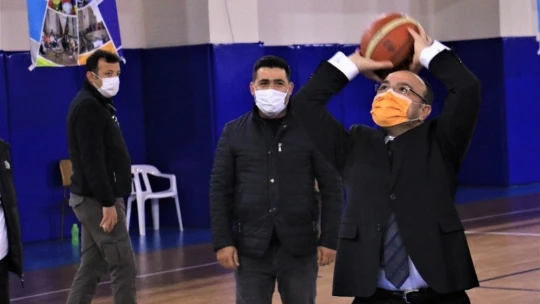 Elazığ protokolü biten ve yapımı süren spor tesislerini inceledi