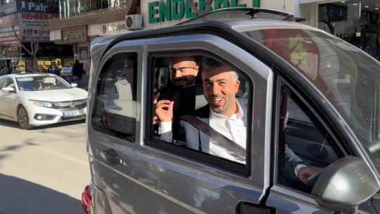 Elazığ sokaklarındaki 2.3 metrelik minik elektrikli araç, tüm dikkatleri üzerine çekti