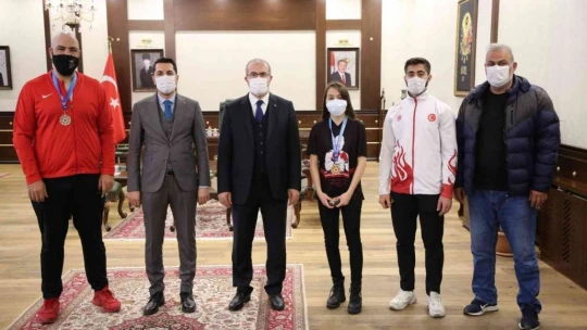 Elazığ Valisi Toraman, şampiyonları ağırladı