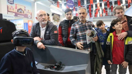 Elazığlı çocuklar kokpit heyecanını yaşadı, simülasyondan KAAN'ı kullandı