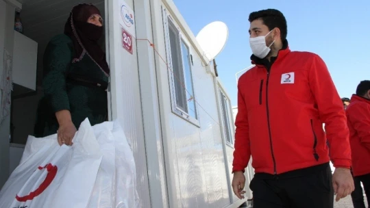 Elazığlı depremzedelere Kızılay'dan battaniye desteği