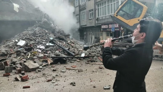 Elazığlı esnaf, yıkıma klarnetle eşlik etti
