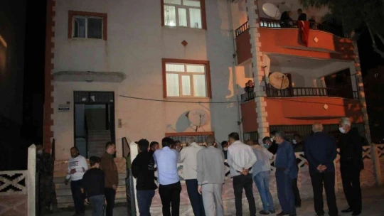 Elazığlı Şehit Polis Cihat Şahin'in Baba Ocağına Türk bayrağı Asıldı