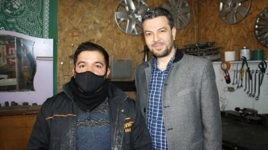 Engellerini aştı, hem kendi parasını kazanıyor hem de usta oldu