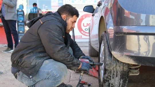 Engellerini aştı, hem kendi parasını kazanıyor hem de usta oldu