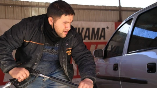 Engellerini aştı, hem kendi parasını kazanıyor hem de usta oldu
