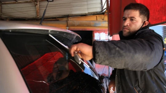 Engellerini aştı, hem kendi parasını kazanıyor hem de usta oldu