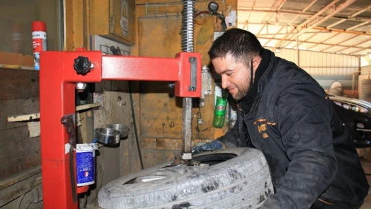 Engellerini aştı, hem kendi parasını kazanıyor hem de usta oldu