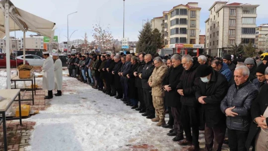 Eşi ve çocuğu kurtuldu fakat o kurtulamadı, Elazığ'da son yolculuğuna uğurlandı