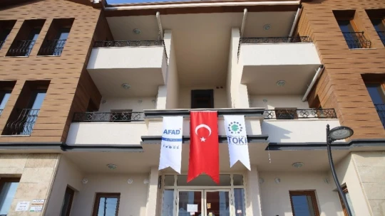 Evlerine kavuşan depremzedeler: 'Yapılanları görmeyenler var ama çok güzel iş başardılar'