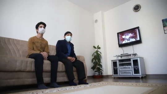 Evlerine kavuşan depremzedeler: 'Yapılanları görmeyenler var ama çok güzel iş başardılar'