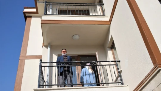 Evlerine kavuşan depremzedeler: 'Yapılanları görmeyenler var ama çok güzel iş başardılar'